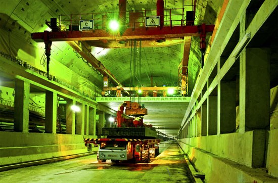 �Ͼ�γ��·����ͨ�����ھ����̣�������������