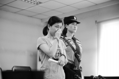 为挽回前男友干傻事 女子割腕放火发照片受审