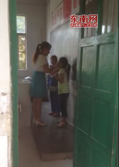 小学老师站讲台轮扇多名学生耳光视频疯传(图)