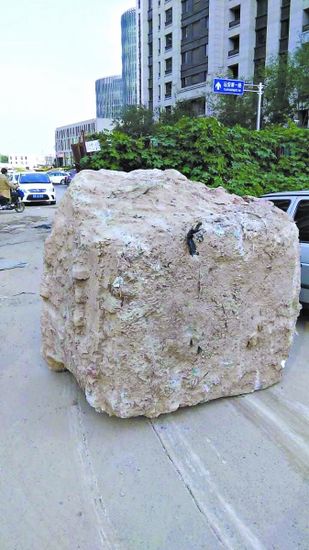 北京望京一小区频遭大石渣土堵路或因经济纠纷