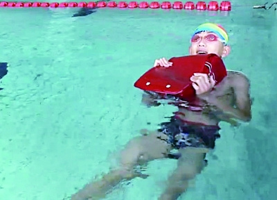 日本书包成救命神器?调查:只是耐用不符合国情