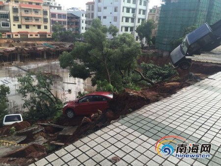 海口海信华庭楼盘停车场出现塌方车子陷落(图)