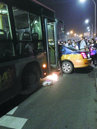 ����һ���⳵ͻȻ��תײ�ϴ󹫽�����������