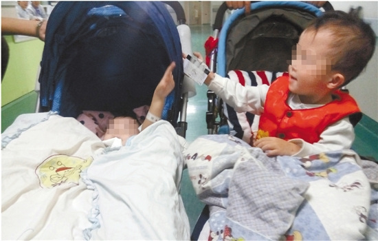 双胞胎兄弟遭事故弟弟失右手哥哥每天睡其左边