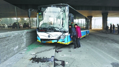 北京东五环平房桥下发生严重车祸 致一死七伤(图)
