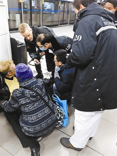 北京地铁一外籍乘客晕倒女乘客按摩施救(图)