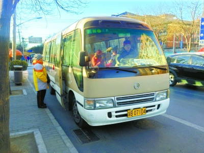 北京首条社区循环小巴进退两难 市民热盼公租车