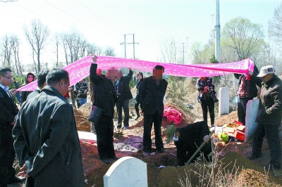 葬母错入他人坟奇案和解:被告赔了抚慰金今迁坟