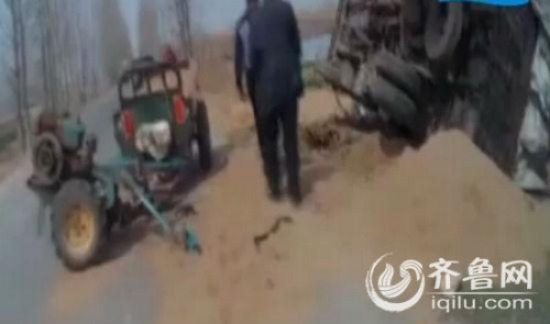 山东一卡车侧翻粪便倾泻而出6旬老人被掩埋身亡