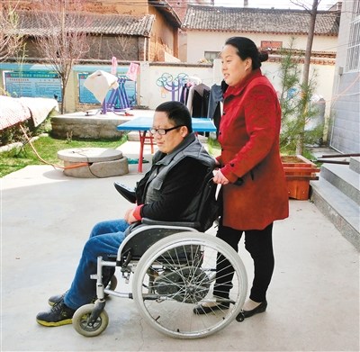 “女汉子”医生带瘫痪丈夫上班顽强持家获赞誉