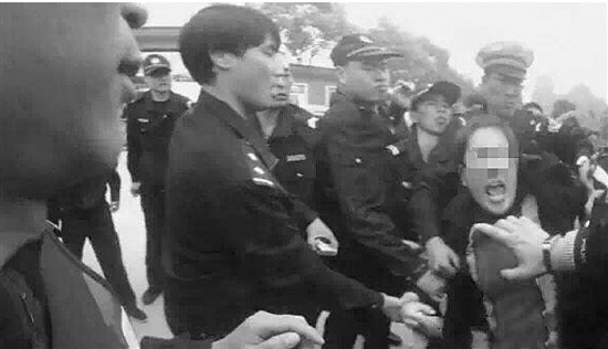 清明路太堵女司机暴怒拳打并咬伤民警被刑拘(图)