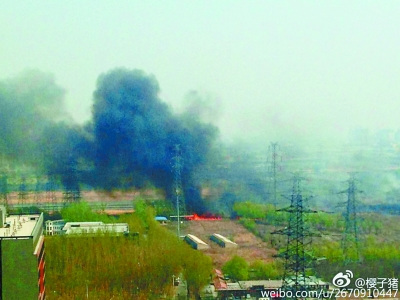 路边荒草地突然着火上百人湖里取水浇灭(图)