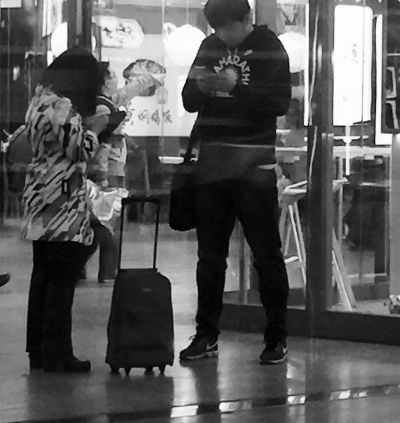 “买票差钱族”频在车站骗同情旅客怨声载道(图)