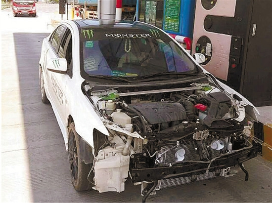 杭长高速上现"裸奔"车 保险杠引擎盖都没(图)