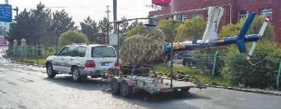 越野车拉“挂车”载直升机上高速被民警拦截(图)