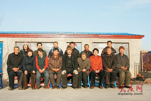 东北一对夫妻收养21位老人为6位老人办丧事(图)