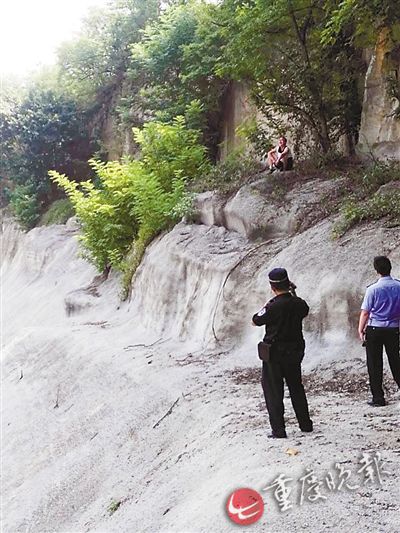 �����ԳƸ�ĸ˫��Ҫ�����񾯾�������ϵƭ�ӣ�ͼ��