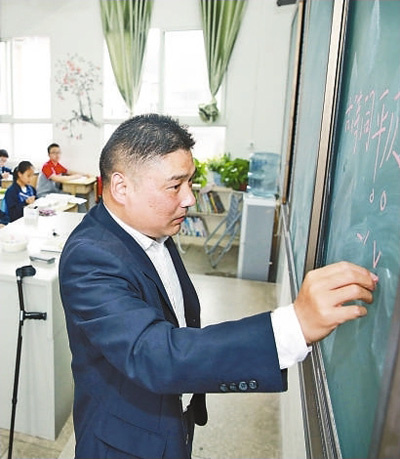 拄拐教师奉献偏远山区探望留守学生晕倒雪地(图)