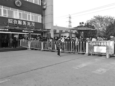 �������֤ϵͳ�������ֳ���֤�ų��ӽ�180�˵Ⱥ�