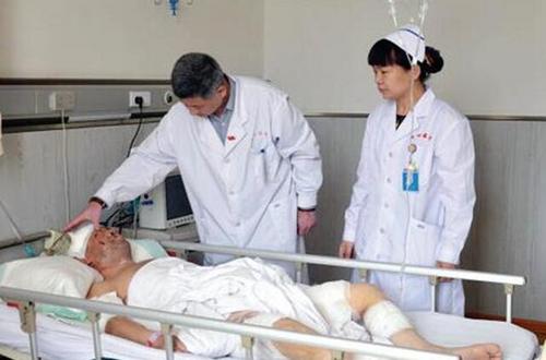 男子遭黑熊袭击搏斗中受重伤忍痛骑摩托车12公里自救