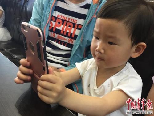 谁在制造小近视眼?有家长为孩子在ipad下载动画片
