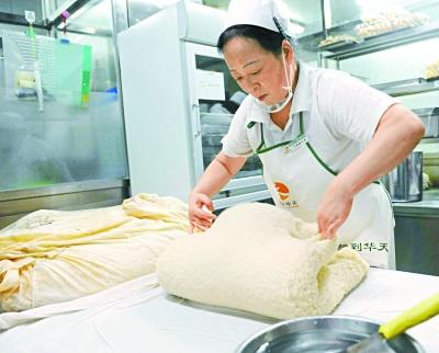 护国寺小吃店总厨做近百种吃食:认可这手艺我就知足