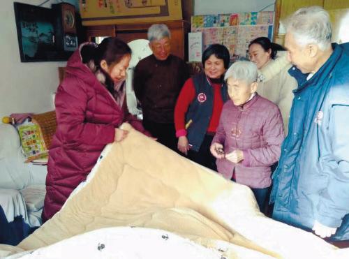 77岁独居老人体弱多病八旬夫妇联手邻居悉心照顾