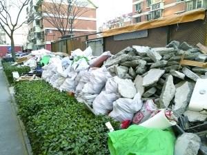 居民反映小区门口垃圾堆高近一米物业:正联系装运车