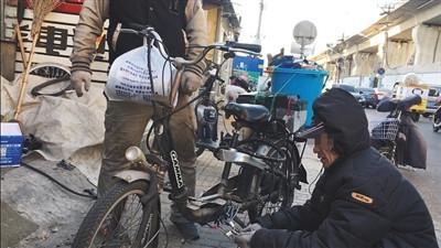电动自行车改装监管缺失二手电池超期服役易引发火灾