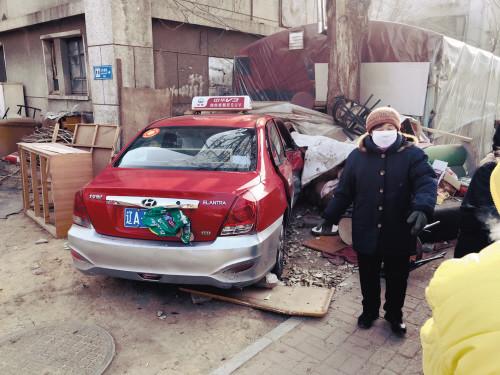 出租车闯入麻将社老板娘正烧炉子连喊真悬