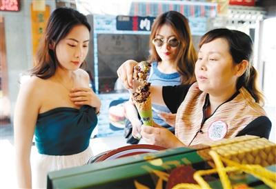 百年老字号创出“新网红”甑糕还能“卷”着吃