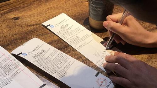 探访王源吸烟餐厅：未张贴禁烟标识店长表态整改