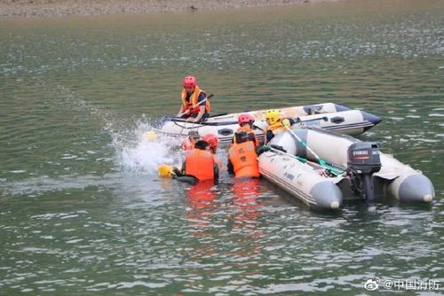 贵州贞丰一船只倾覆：事发河流水深30米已救起11人