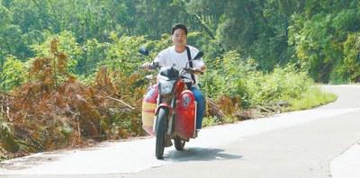 广西普益乡大山村第一书记李振华被称为“摩托车书记”