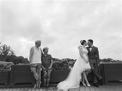 新人婚纱照八旬夫妇“抢镜”这就是幸福的模样吧