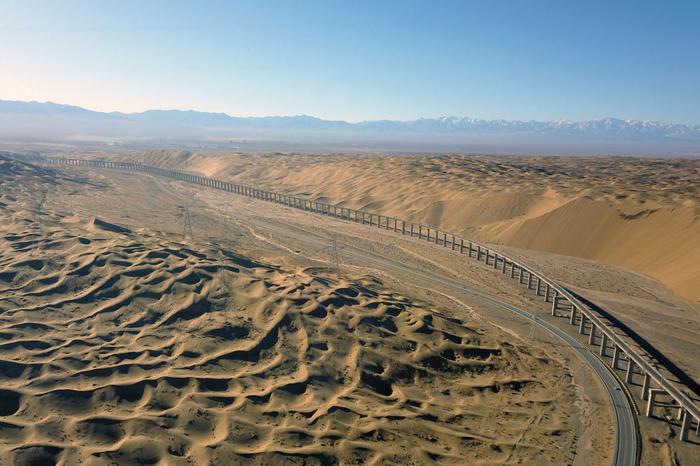 沙漠中筑大桥——俯瞰敦格铁路沙山沟特大桥