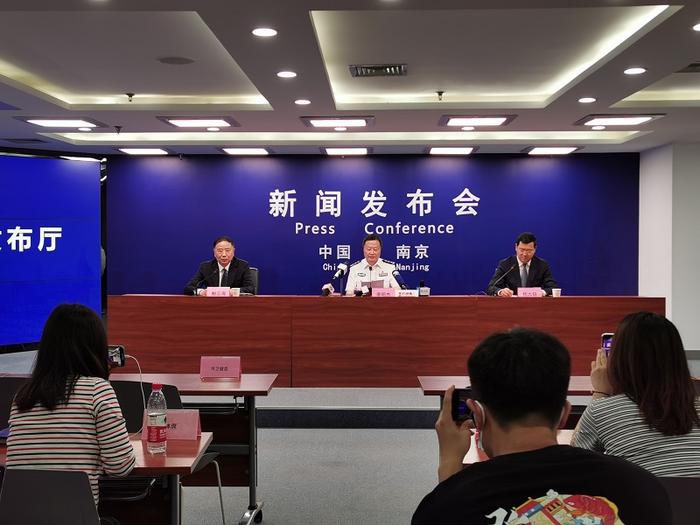 南京警方通报男子驾车撞人并持刀捅人案：个人感情等矛盾引发