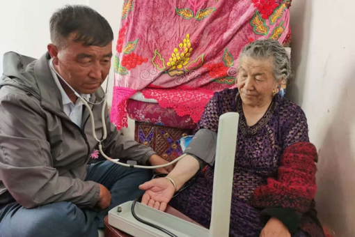 牧区行走33年的“马背医生” 他将医者仁心深深镌刻在包扎得尔牧区