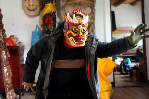 （新春见闻）一把刻刀让千年傩面“活”起来
