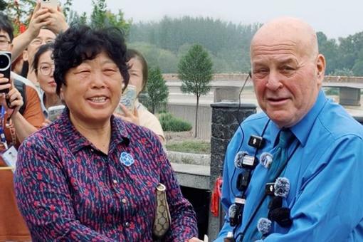 “我从不轻易掉眼泪，这一周掉的泪比过去几十年都多……”丨新闻会客厅