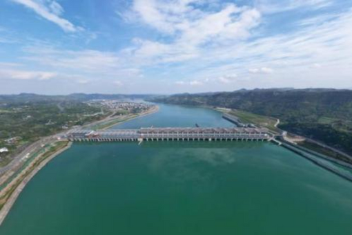 （长江十年行）三江汇流地四川乐山：巨轮过闸去 鱼儿寻道归