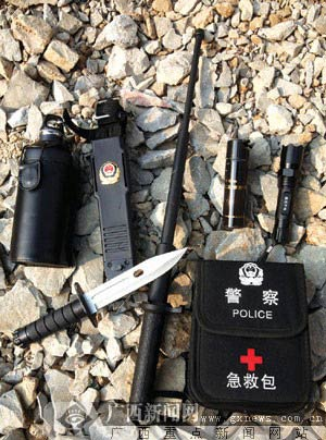 民警在展示警用制式刀具.记者易星摄