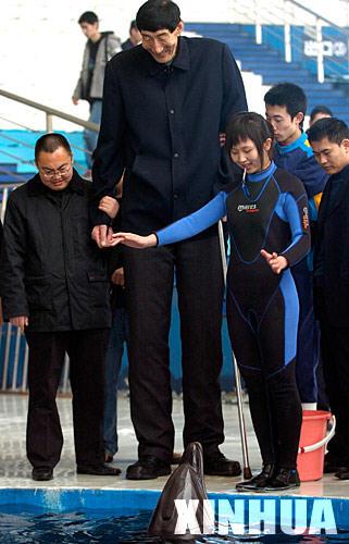 世界第一高人鲍喜顺登记结婚夫妻身高差68厘米
