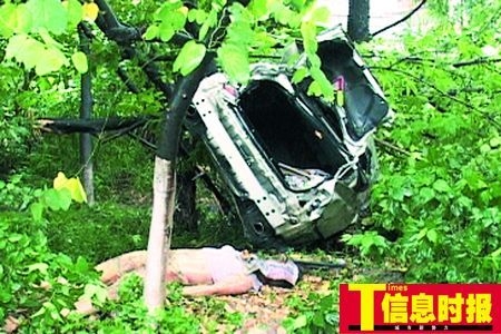 广州女富豪飙车连撞三车逃逸 撞树车毁人亡(图)