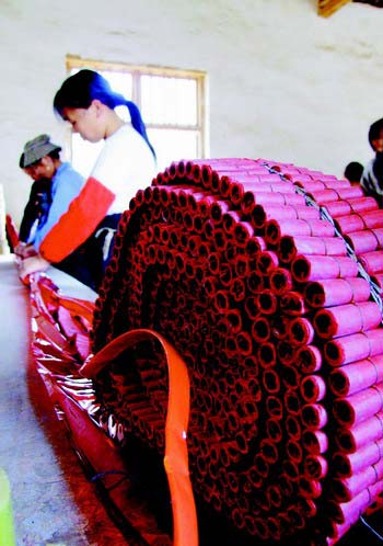 世界最长鞭炮亮相湖南 重2900公斤长23公里(图)