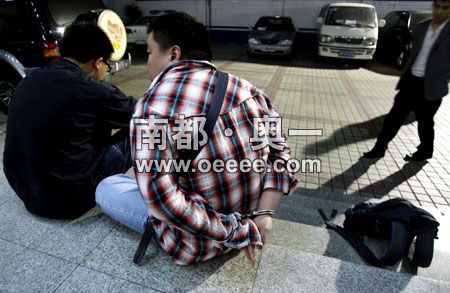 见到两名同事坐在派出所大厅门口的台阶上,文字记者马小六双臂被手铐