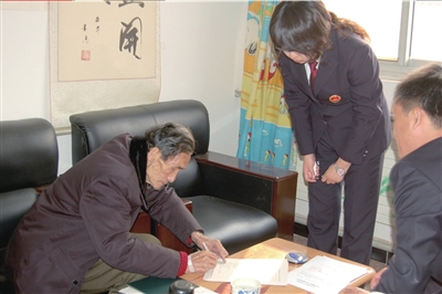 98岁老人周某在家接受讯问.高雪松摄