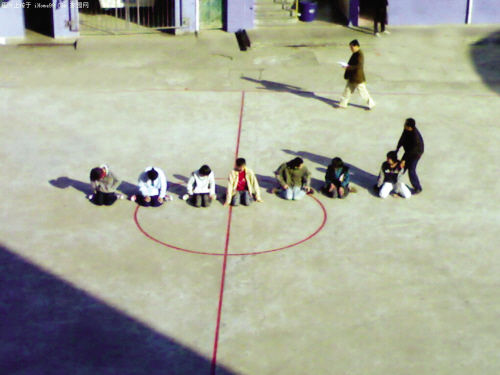 福州7名学生被当众罚跪 老师称训练"蛙坐"(图)