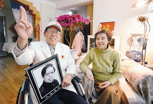 77岁老人手捧遗像合照留念 欲捐患病遗体供研究