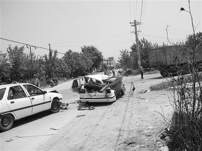 图为车祸现场.(通讯员申喜发摄)